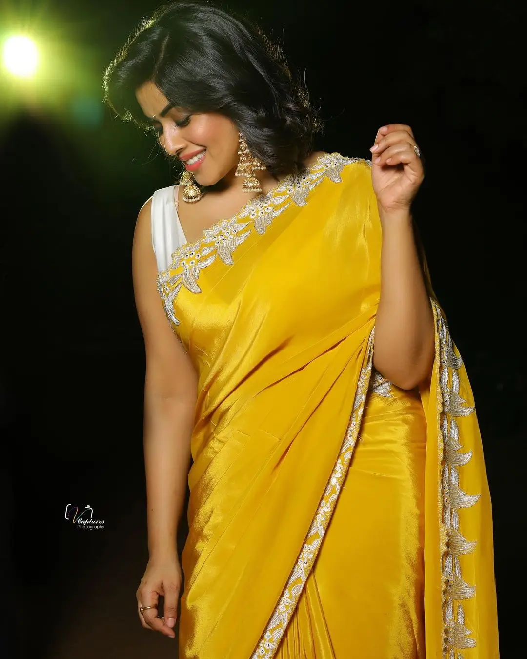 Shamna Kasim Mesmerizing Looks In Beautiful Yellow Saree Sleeveless White Blouse